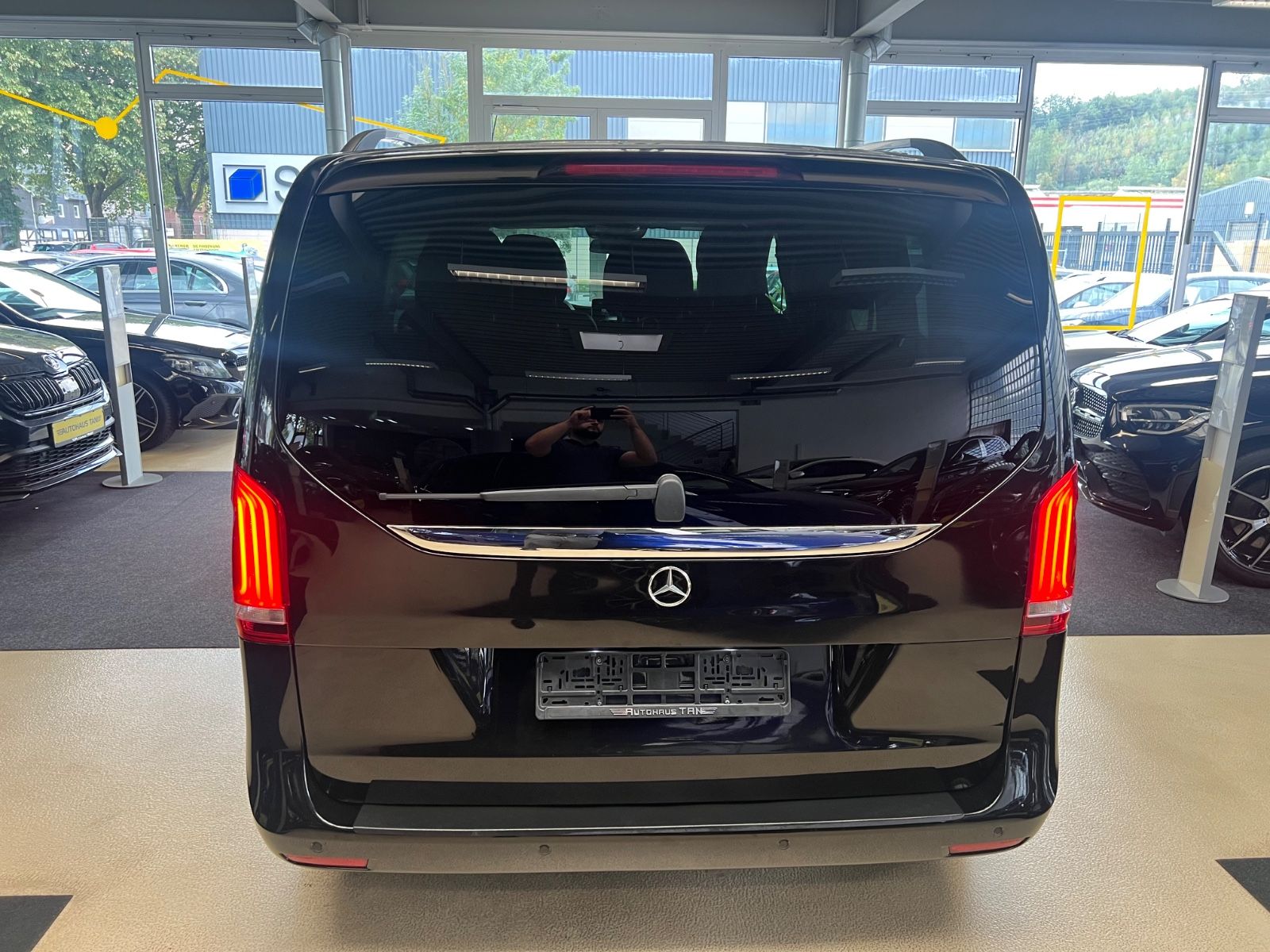 Fahrzeugabbildung Mercedes-Benz V 250 d EDITION AMG LINE kompakt *7.SITZER*