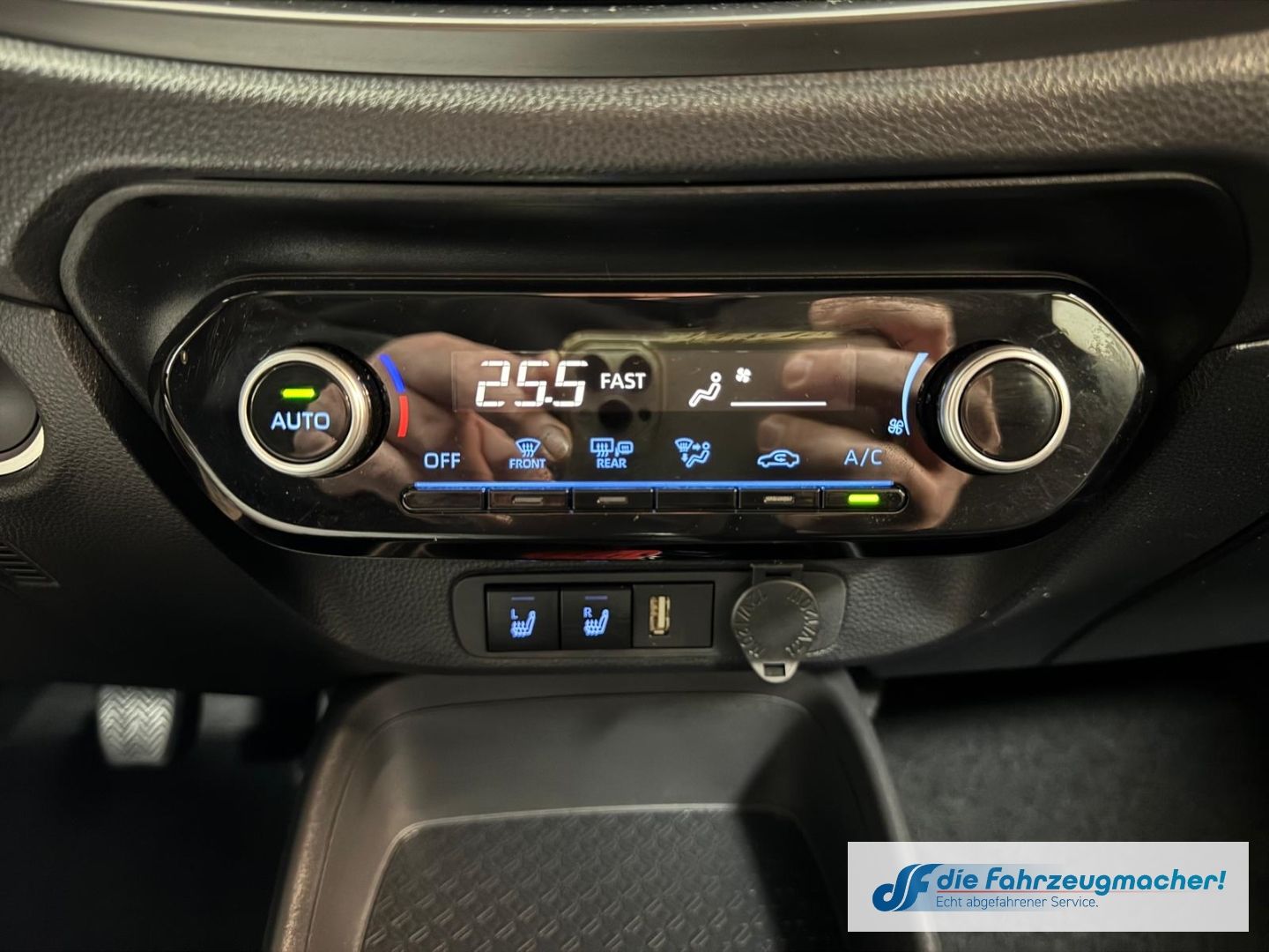 Fahrzeugabbildung Toyota Aygo X Play Apple CarPlay Android Auto Mehrzonen