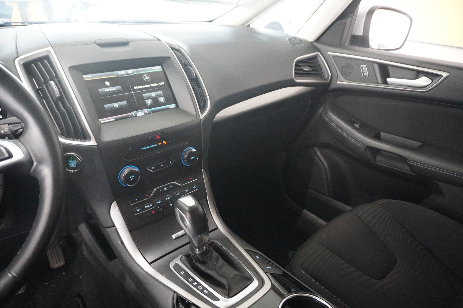 Fahrzeugabbildung Ford S-Max 2.0D BUSINESS 4X4 7-SITZE NAVI/SH/PDC/TEMP