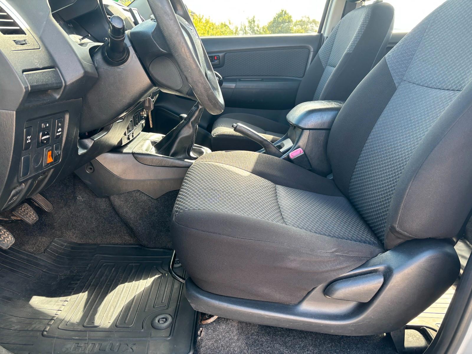 Toyota Hilux Double Cabine 2.5 144ch BVM - Carnet entretien - Attelage - Pneus toutes saisons