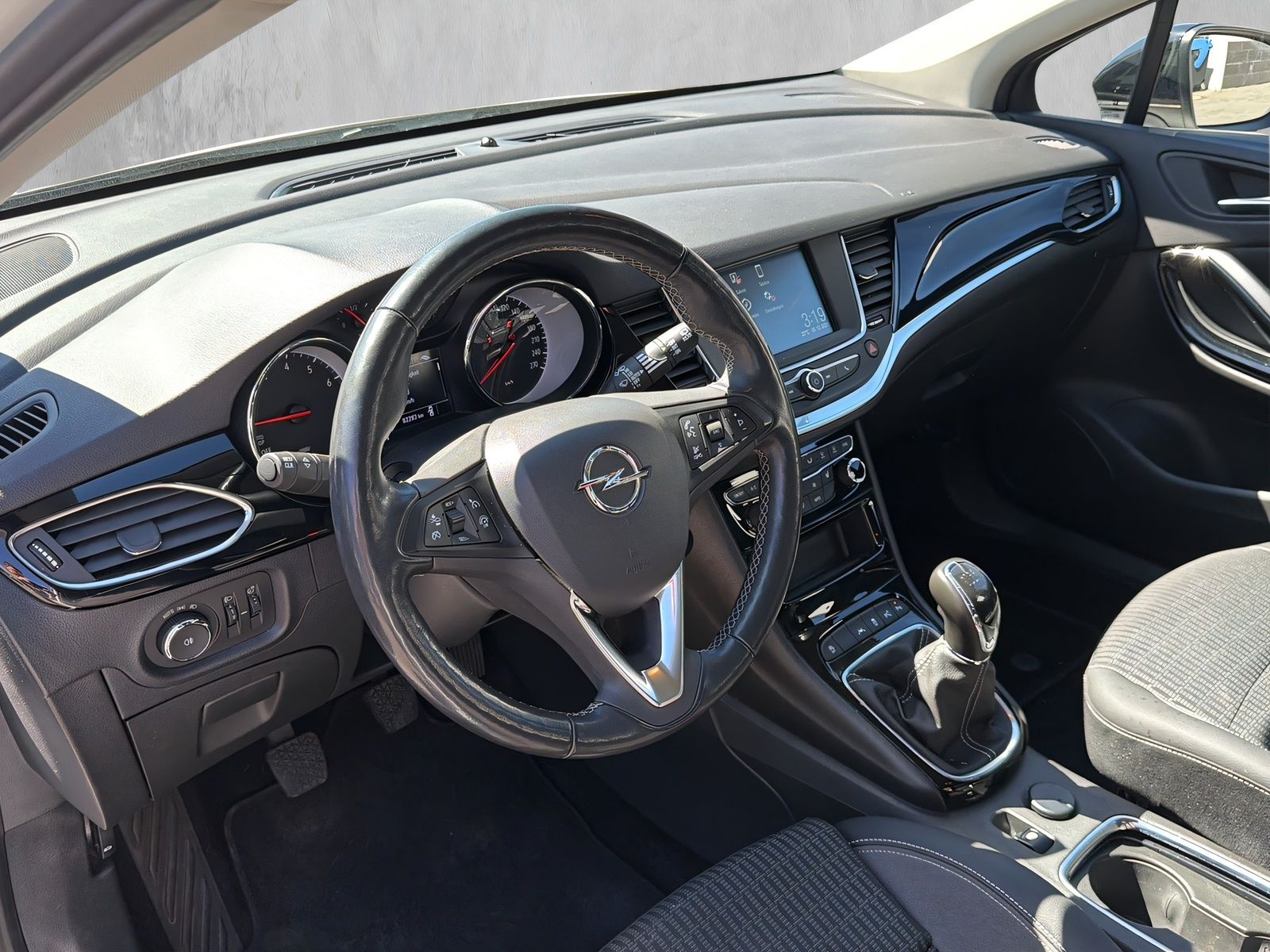Fahrzeugabbildung Opel Astra BUSINESS PDC TEMPOMAT RFKAM WINTERREIFEN
