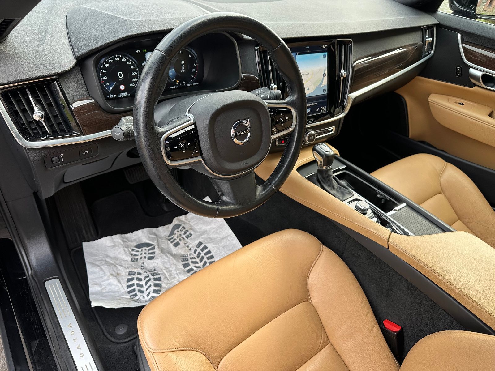 Fahrzeugabbildung Volvo V90 KOMBI GEARTRONIC MOMENTUM*PANO+LEDER*