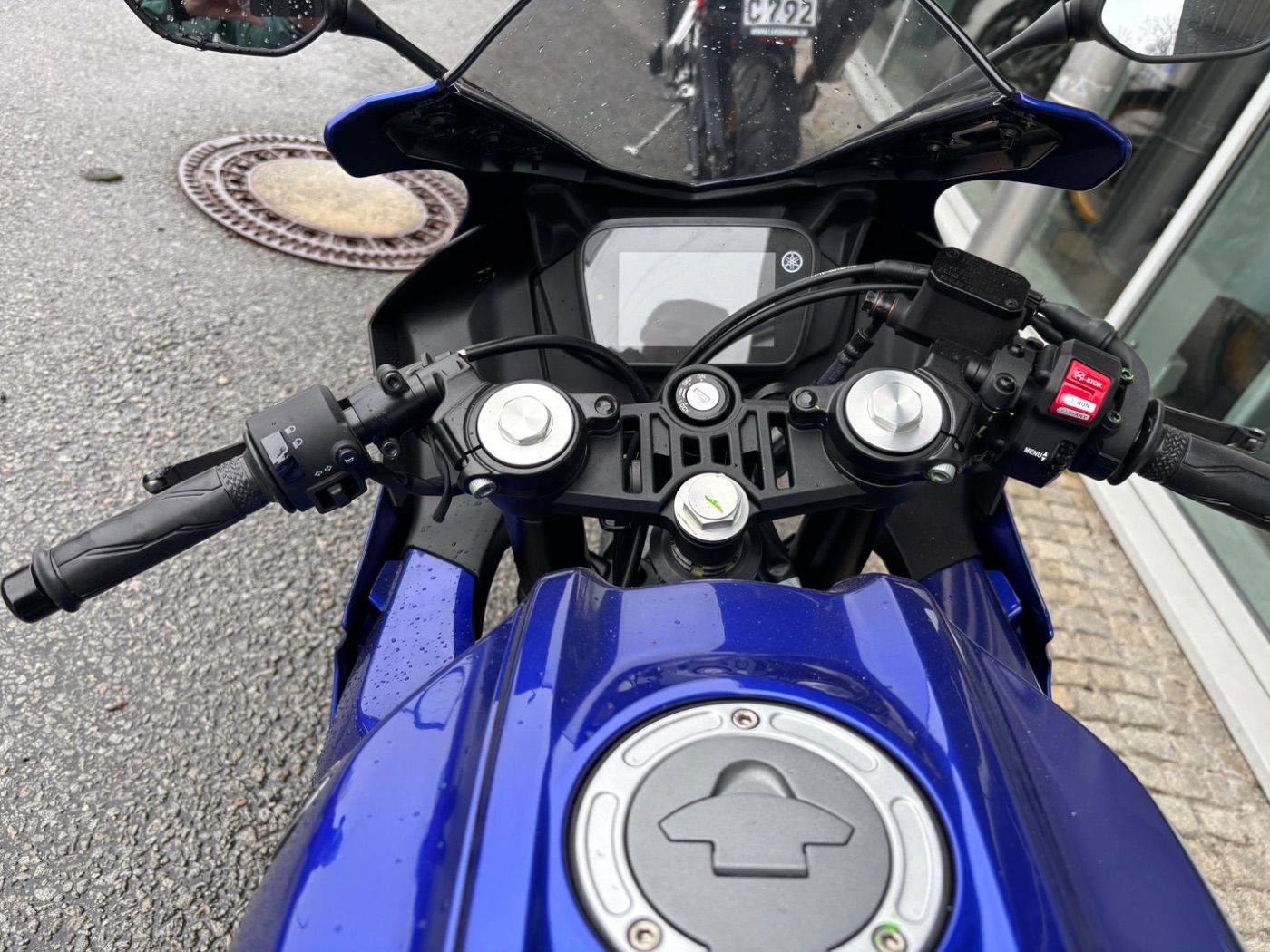 Fahrzeugabbildung Yamaha YZF- R125 mit Quickshifter und viel Zubehör