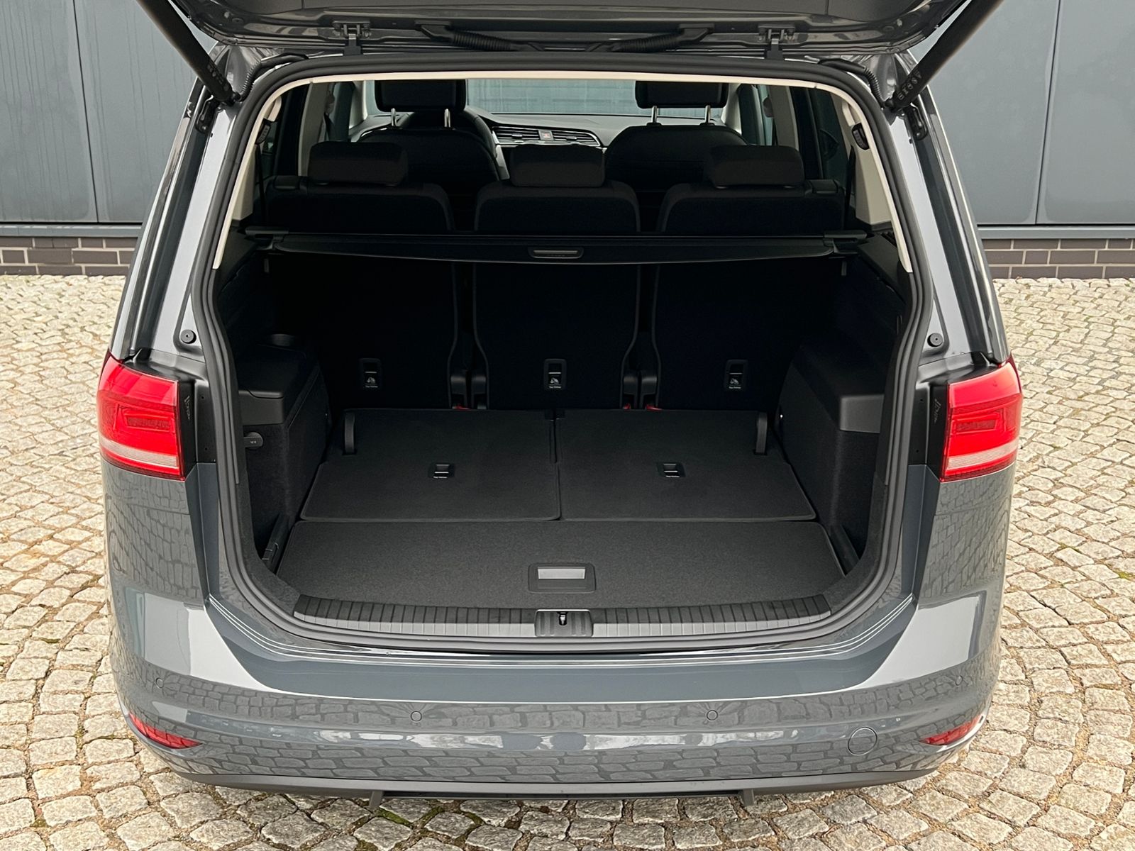 Fahrzeugabbildung Volkswagen Touran Comfortline 1.5 TSI DSG *LED, AHK, 7 Sitz