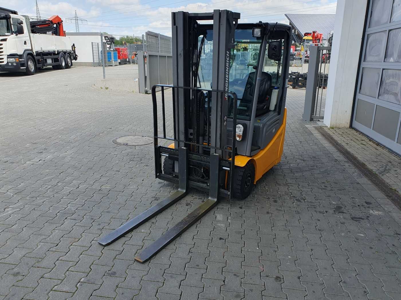 Fahrzeugabbildung Jungheinrich EFG 215 / Triplex 4.25m / SS / nur 1.680h / 2021