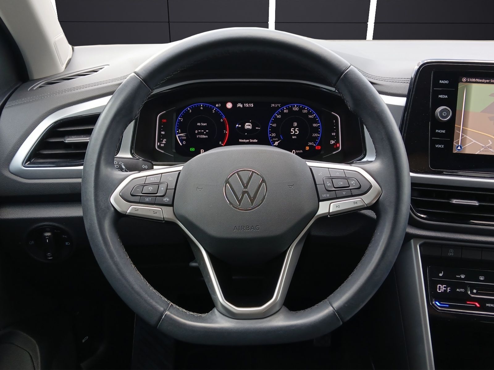 Fahrzeugabbildung Volkswagen T-Roc TSI Life DSG LED AHK Navi AID ACC RFK SH 1