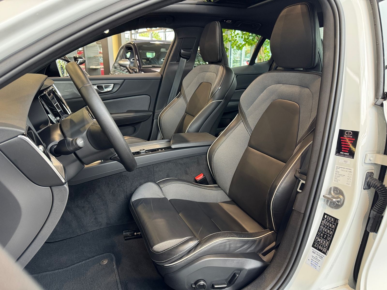 Fahrzeugabbildung Volvo S60 Lim. Plus Dark PANO 360° H/K LED