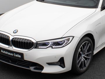 Fahrzeugabbildung BMW 330e xDr Tour Sport Line ACC HUD Pano HiFi Laser