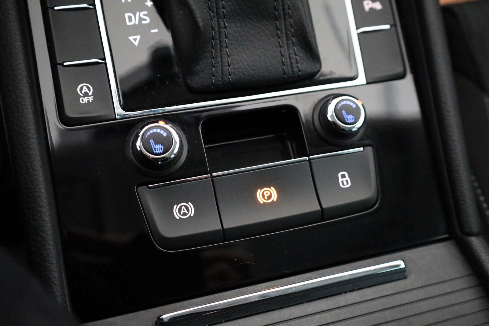 Fahrzeugabbildung SKODA Superb Combi Ambition Navi,Bi-Xenon,Kamera,SR+WR