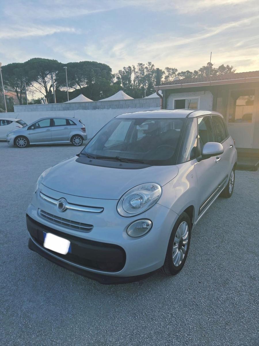 Fiat 500L 2012 — interior