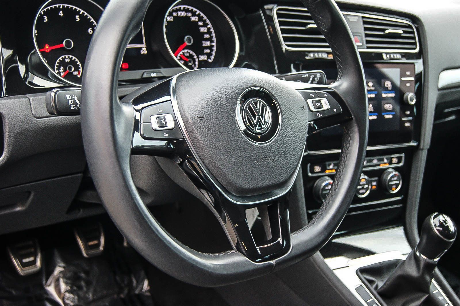 Fahrzeugabbildung Volkswagen Golf VII Variant 1.0 TSI Join NAVI PDC SZHG AHK