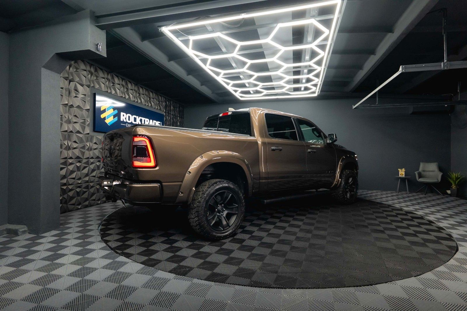 Fahrzeugabbildung Dodge RAM 5.7 V8 HEMI 4x4 OFFROAD Night Limited 19%