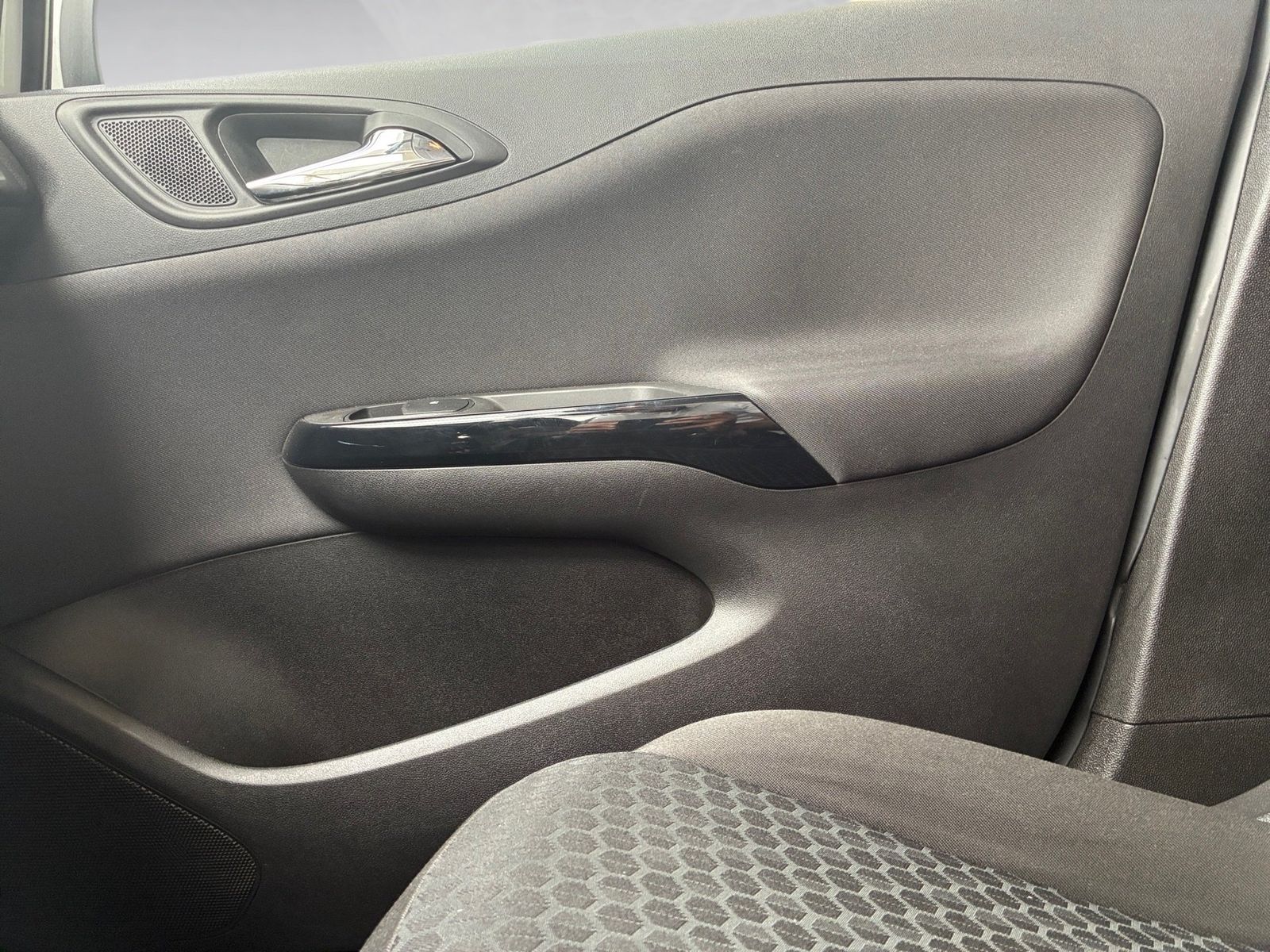 Fahrzeugabbildung Opel Corsa E 1.4 Edition PDC,SHZ,Winterp.