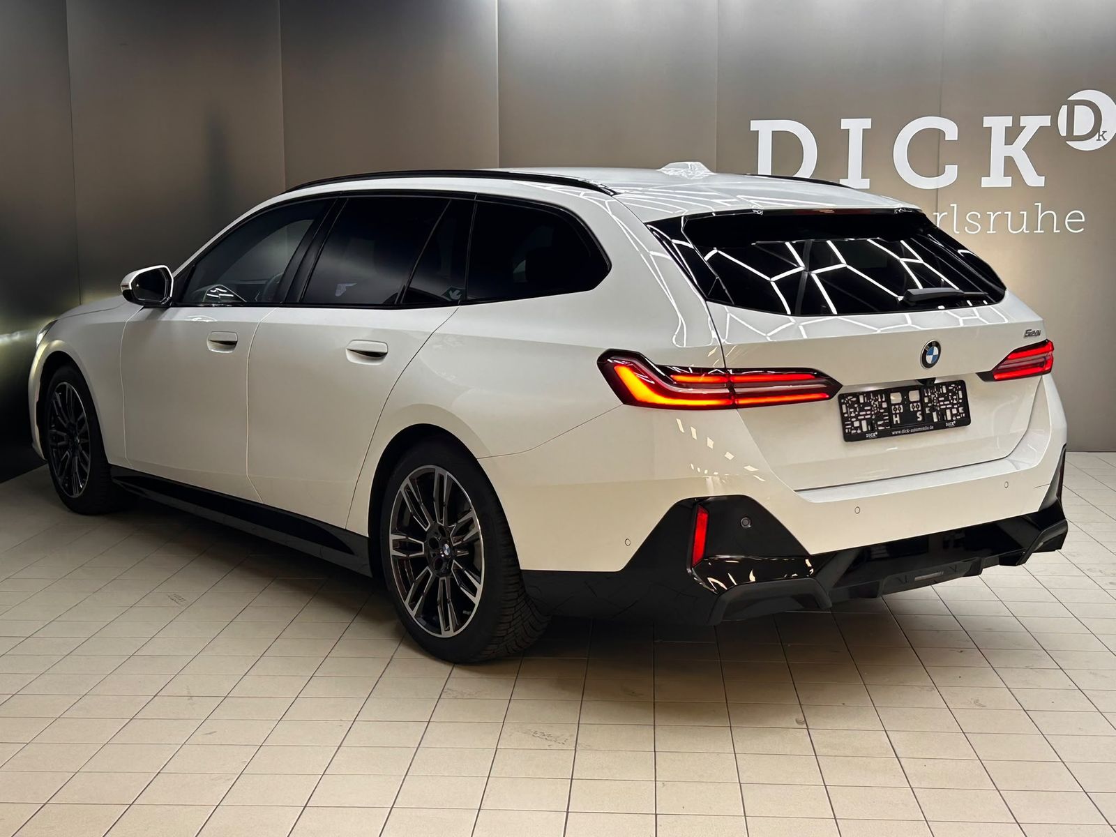Fahrzeugabbildung BMW 520 T Sport Aut M PAKET+SCHADO+HEAD+H&K+360+AHK+