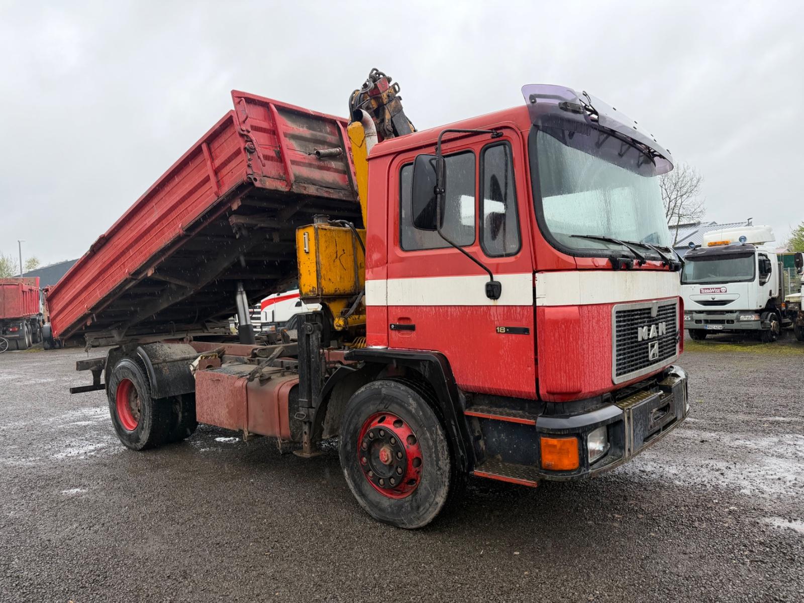MAN 18.232 4x2 3 side tipper / crane full steel 6 cy