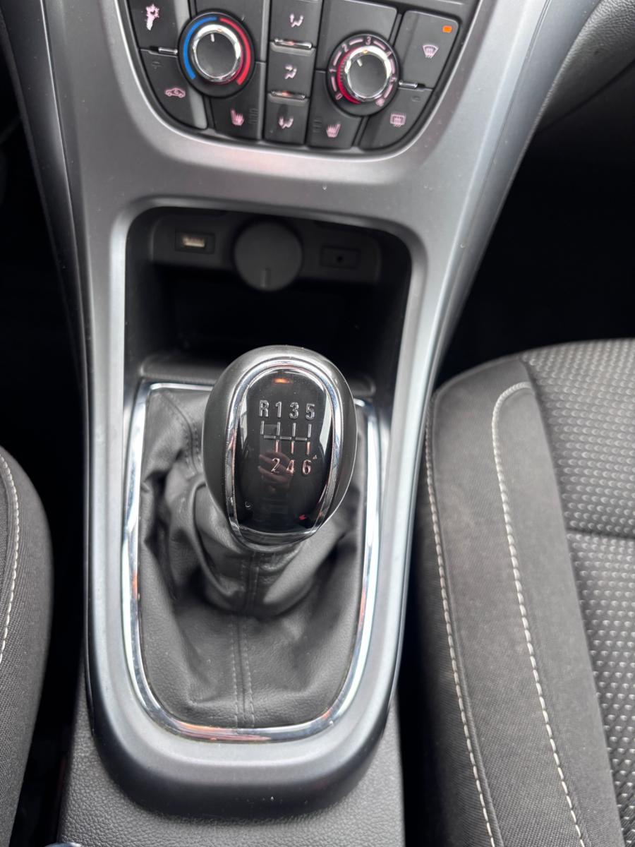 Opel Astra 2014 — photo 17
