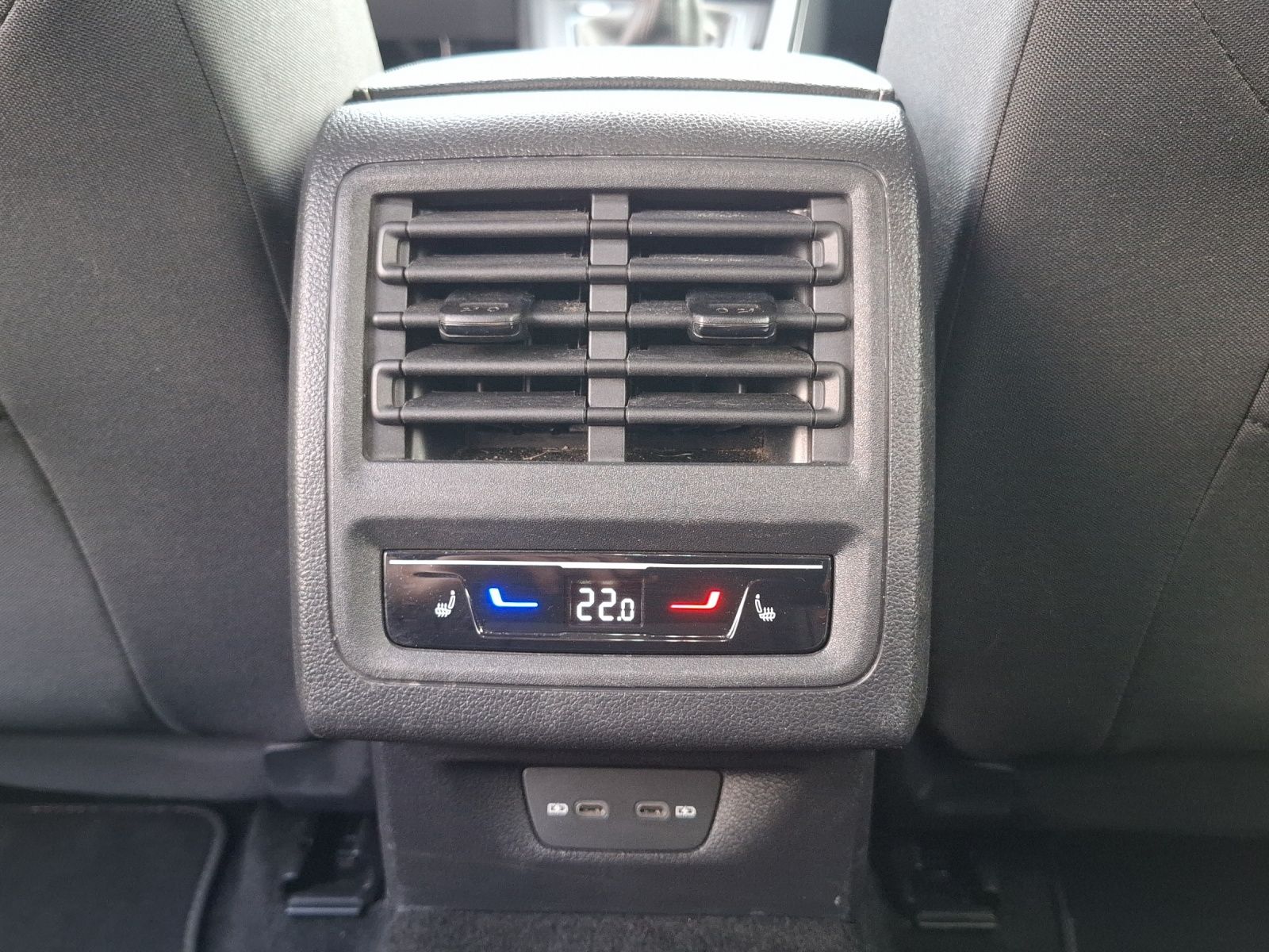 Fahrzeugabbildung Volkswagen Golf VIII TSI Active Standhzg. LEDplus Navi AID