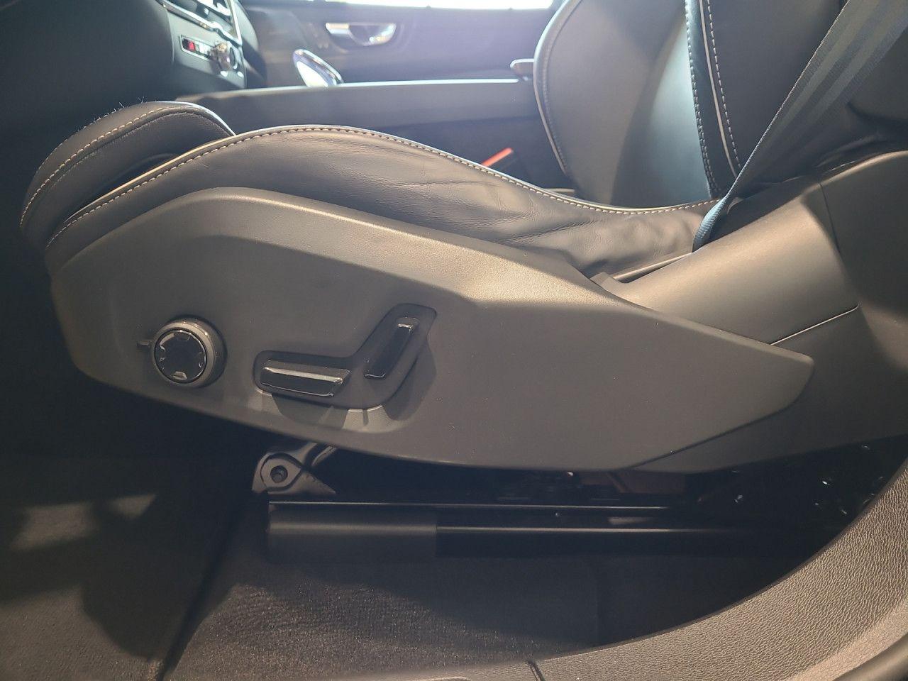 Volvo XC60 B5 (Benzin) Plus Dark AWD Automatik Navi, миниатюра 18