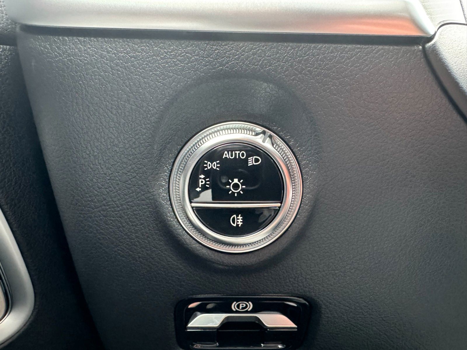 Fahrzeugabbildung Mercedes-Benz C 220 d AMG Distr+Burm+S-Dach+Ambiente