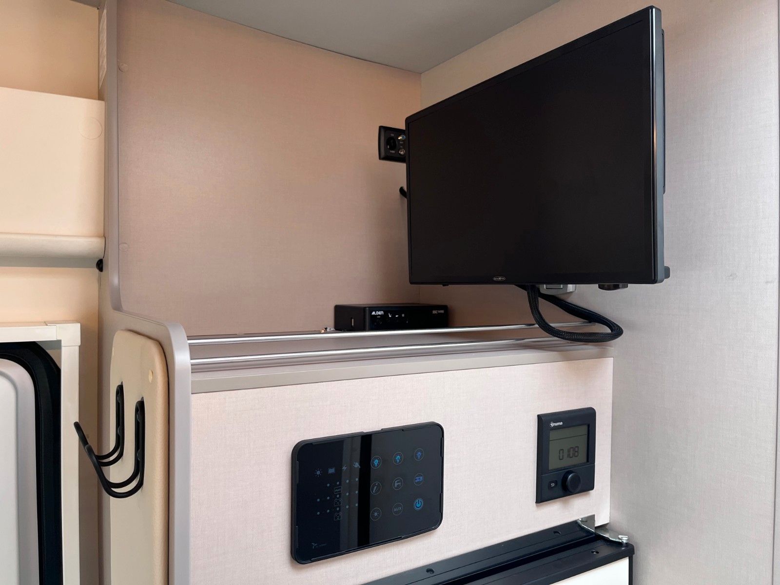 Fahrzeugabbildung XGO Dynamic 95 G - SAT, TV, AHK, Luft, Solar, Klima