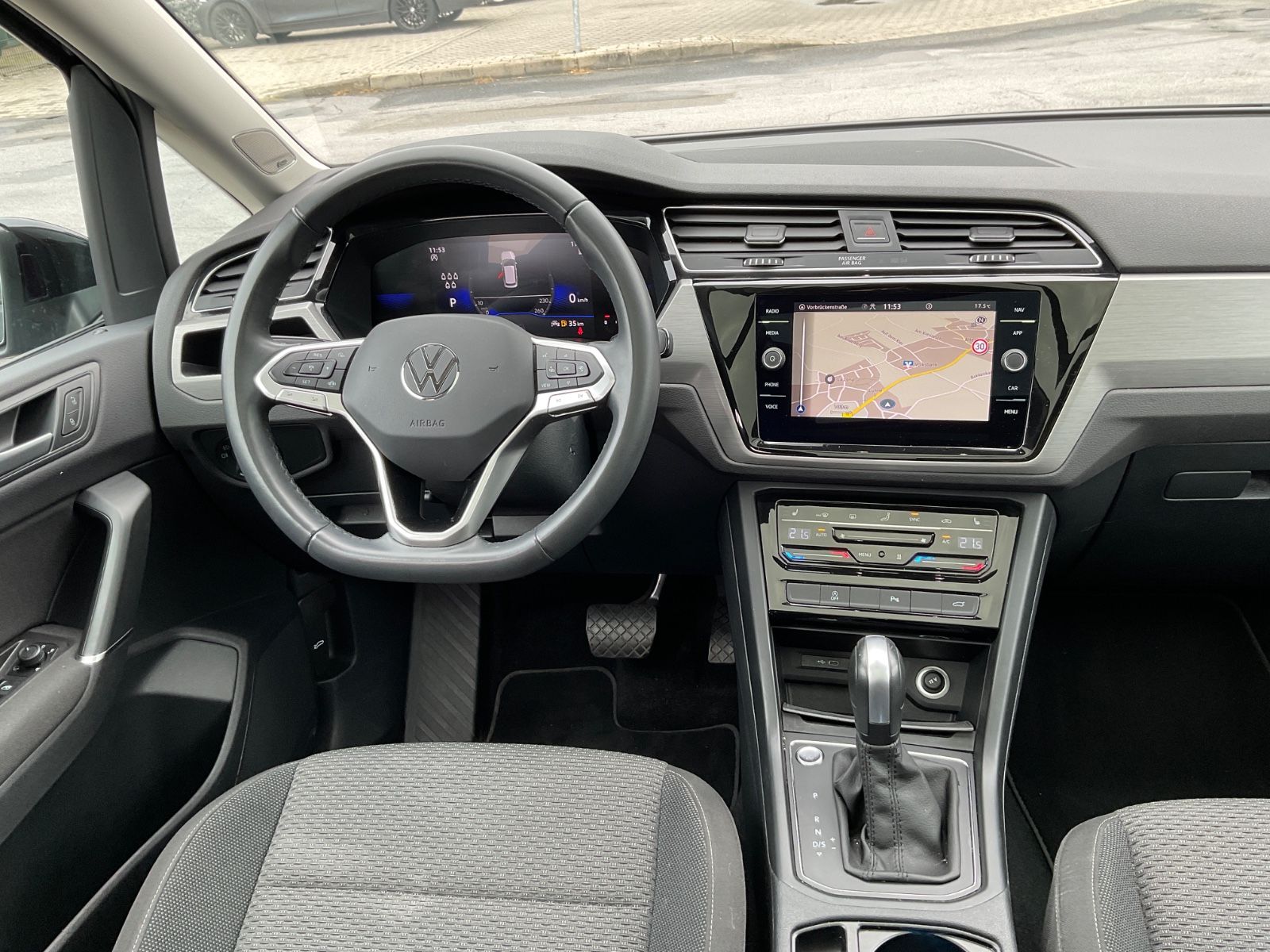 Fahrzeugabbildung Volkswagen Touran 1.5 TSI DSG,7 Sitze,AHK,Standheizung,Pano