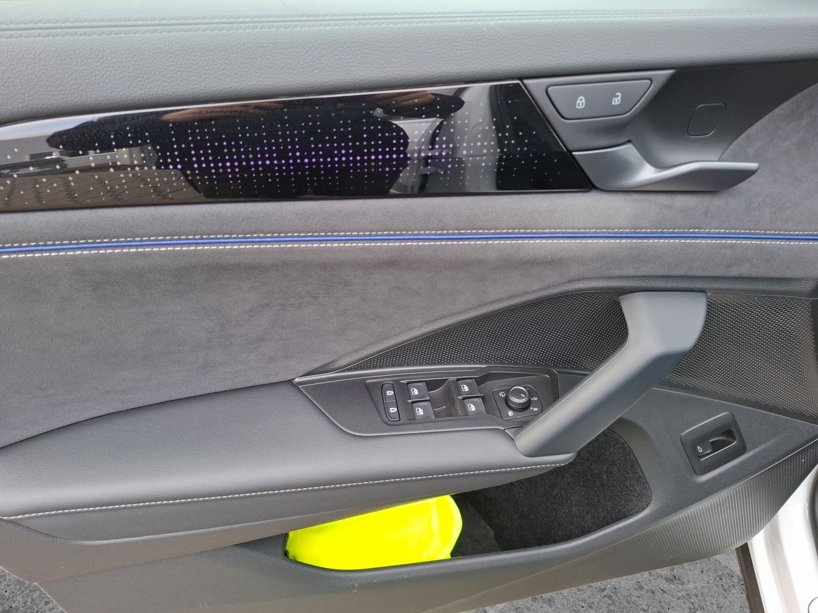 Fahrzeugabbildung Volkswagen Tayron TDI R-Line DSG 4M Matrix AHK Navi AID ACC