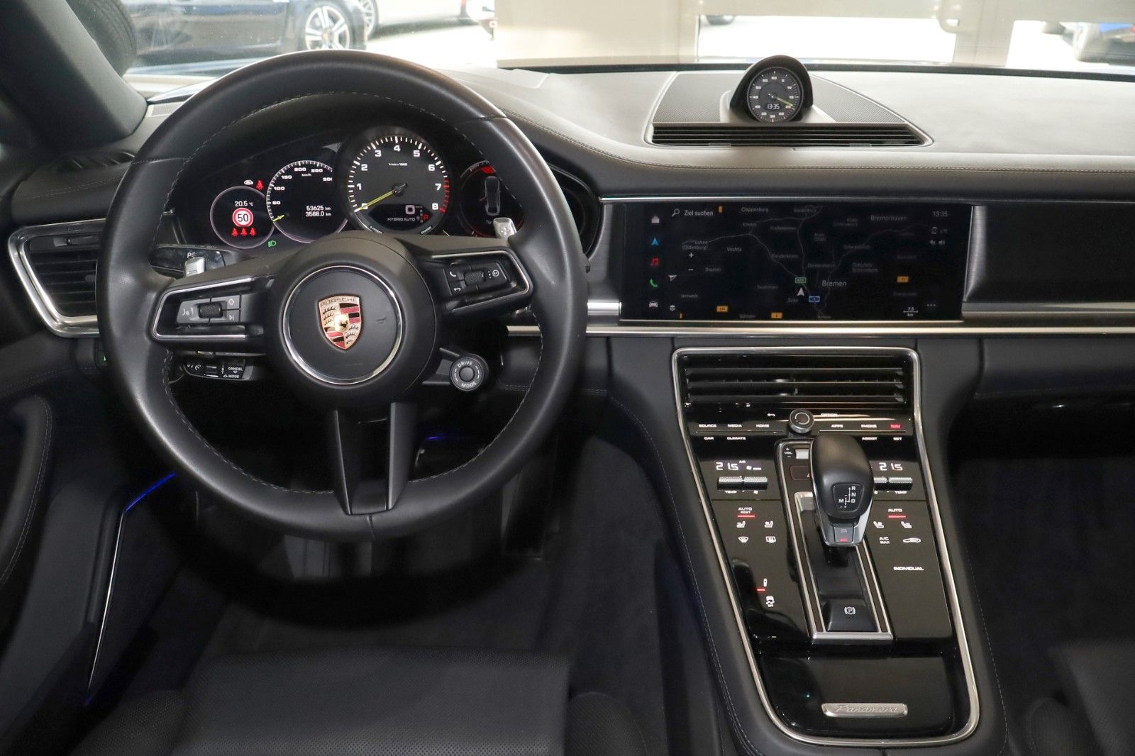 Fahrzeugabbildung Porsche Panamera Sport Turismo 4 E-Hybrid Platinum Edt.