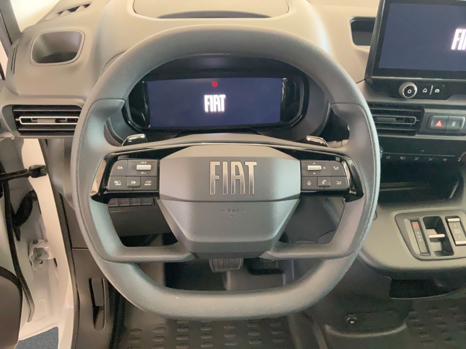 Fahrzeugabbildung Fiat E- Doblò L1 100 KW 50kWh Kamera 10 Zoll Radio