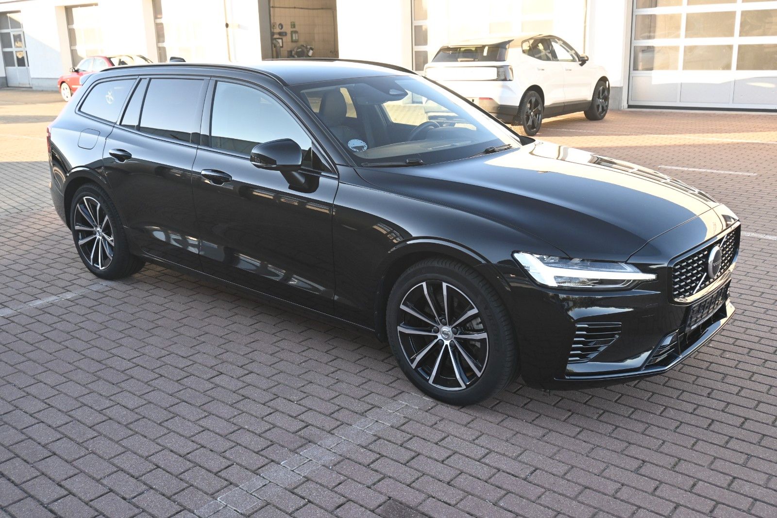 Fahrzeugabbildung Volvo V60 T6 Plus Dark AWD*AHK*LHZG*Leder*