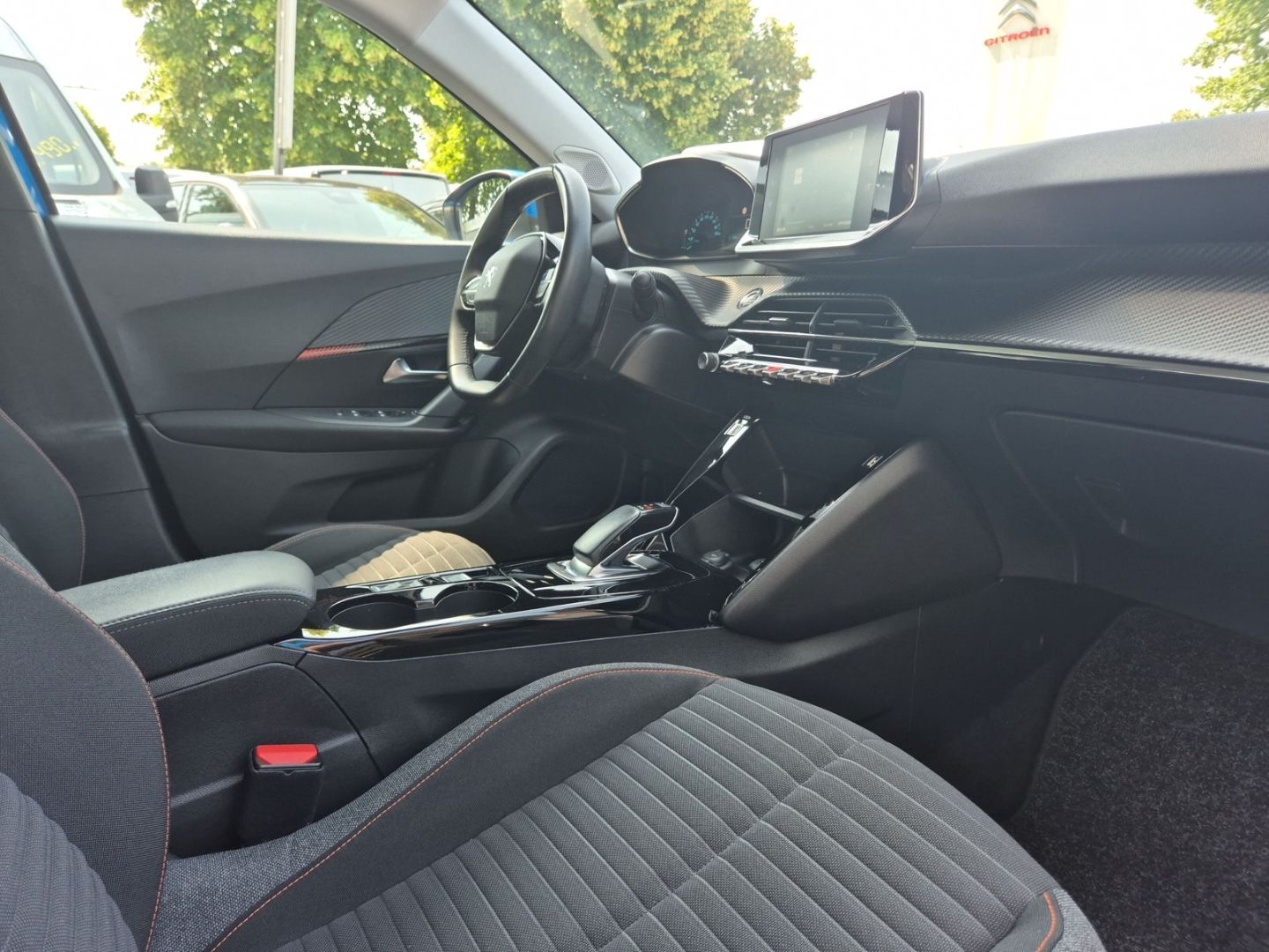 Fahrzeugabbildung Peugeot 2008 Active Elektro 136 LED CarPlay SHZ. Temp.