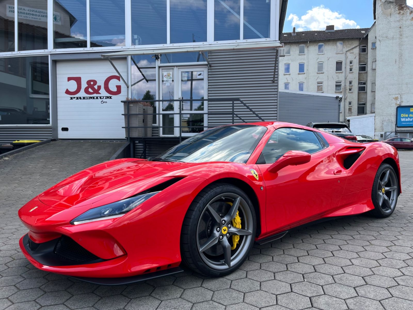 FERRARI F8
