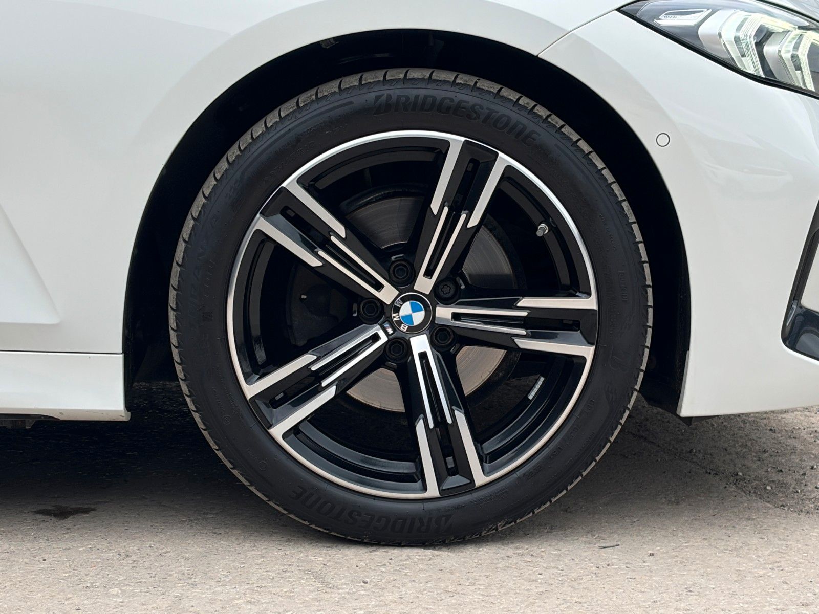 Fahrzeugabbildung BMW 320i Touring M Sport ACC CAM 3Z-Kl. SHZ Ambiente