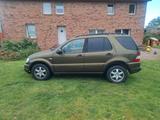 Mercedes-Benz Mercedes ML 430 - Mercedes-Benz ML 430 mit Benzin-Antrieb