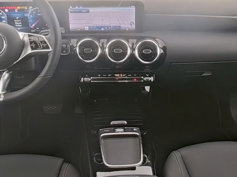 Fahrzeugabbildung Mercedes-Benz A 200 PROGRESSIVE+AHK+LHZ+VERK.ASS+CARPL+KAMERA+