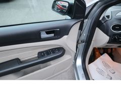 Fahrzeugabbildung Ford Focus Ghia Navi Tempo Klima Leder SHZ