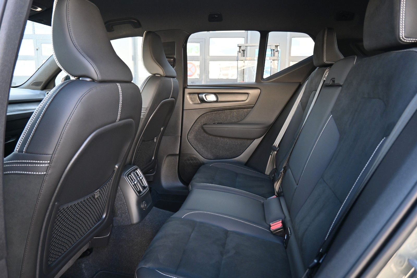 Fahrzeugabbildung Volvo XC40 T4 Recharge Plus Dark*LED*STHZ*CAM*AHK