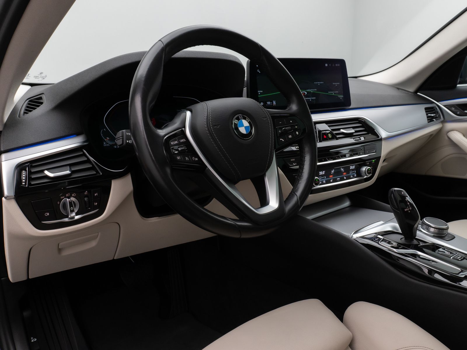 Fahrzeugabbildung BMW 530d xD Panoram Kamera HUD DAB HiFi SoftCl Sport