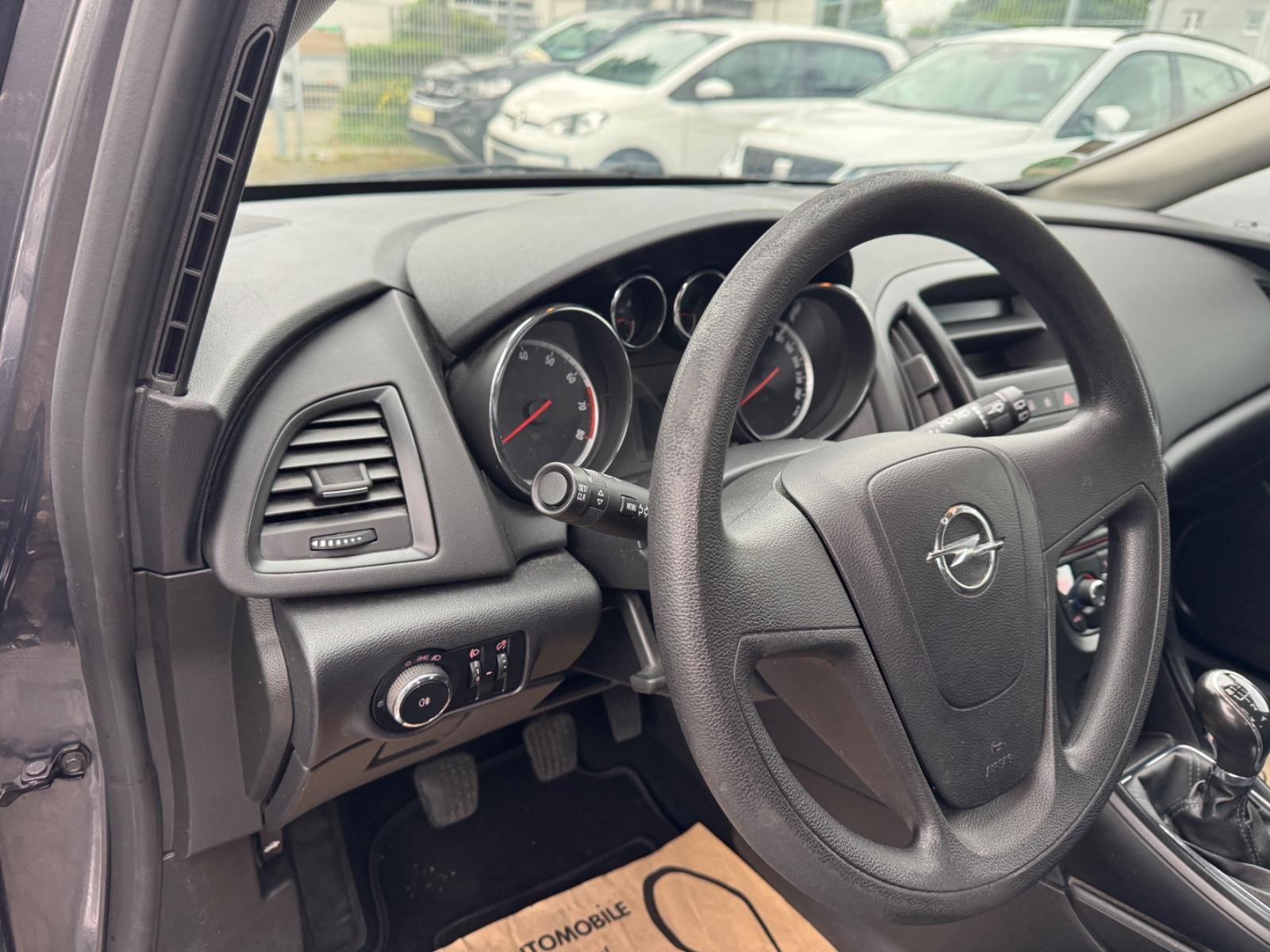 Opel Astra 2011 — photo 15