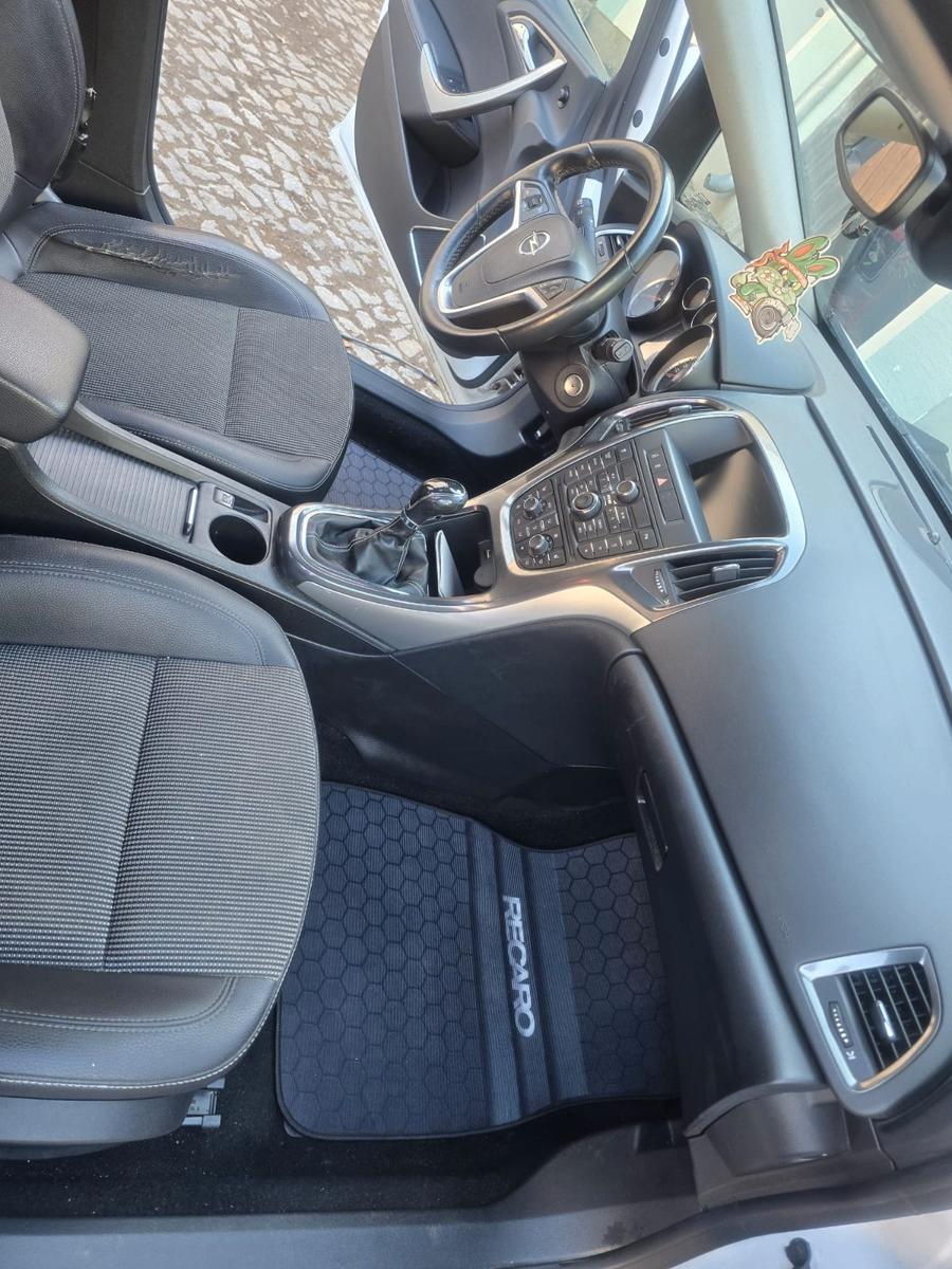 Opel Astra 2011 — photo 6