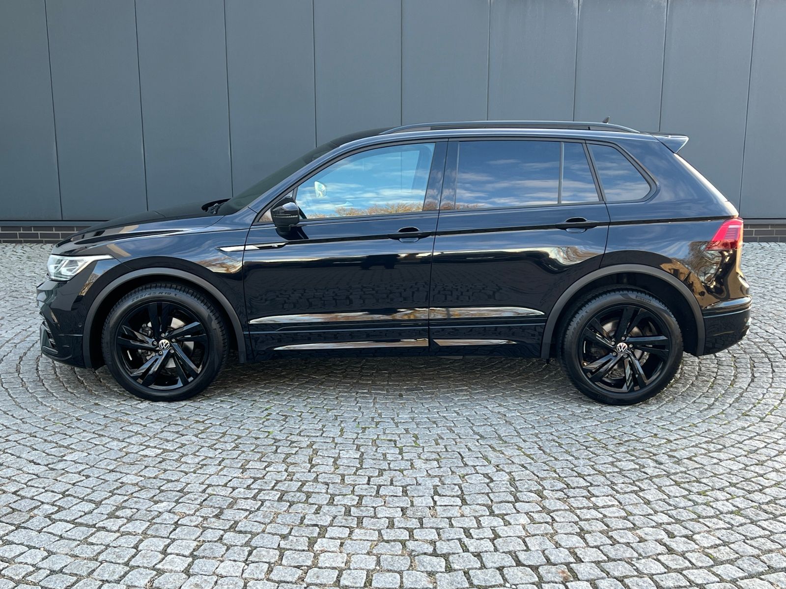 Fahrzeugabbildung Volkswagen Tiguan R-Line 1.5 TSI DSG *AHK, IQ-Light, Black