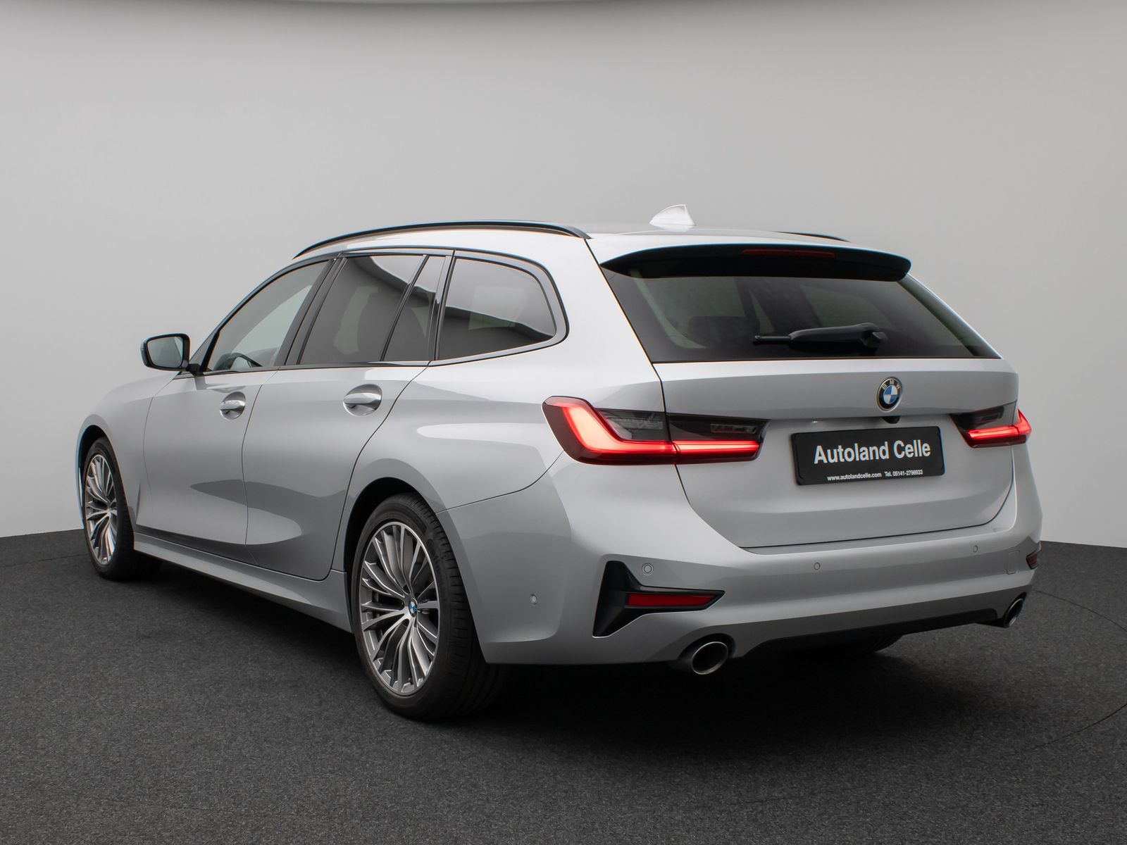 Fahrzeugabbildung BMW 330d xD Sport Line Kamera Panorama HUD DAB H/K