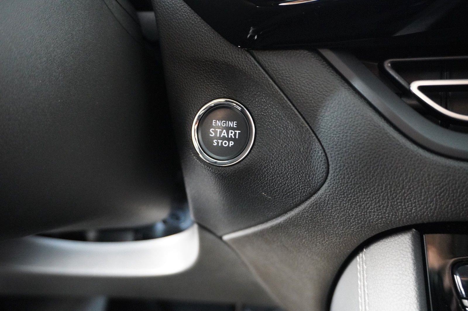 Fahrzeugabbildung Opel Grandland (X) ULTIMATE 4HYBRID NAVI/LED/360°/AHK