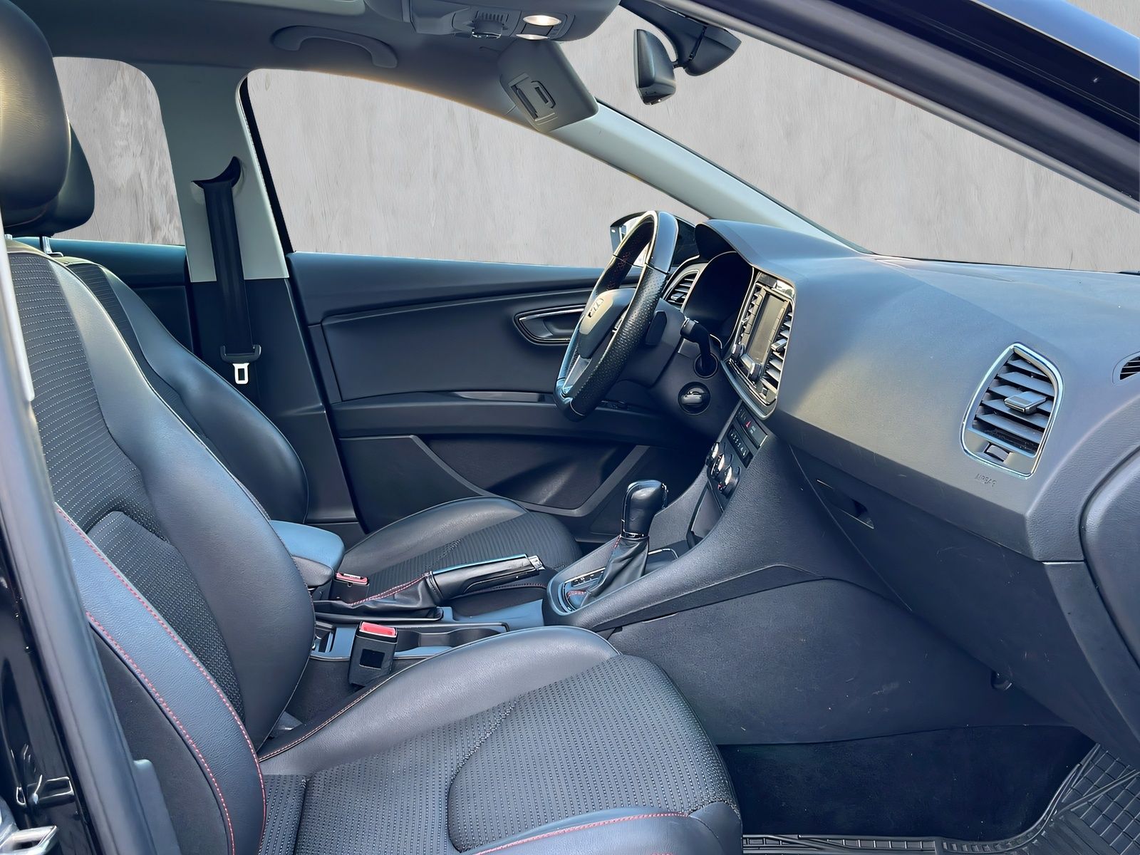 Fahrzeugabbildung SEAT Leon 2.0 TDI ST FR DSG NAVI PANO LED TEMPOMAT