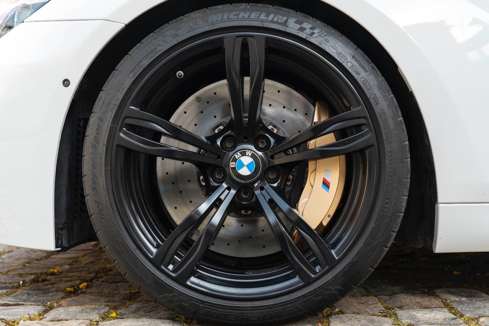 Fahrzeugabbildung BMW M6 Competition 1/100  B&O 360° Carbon LED
