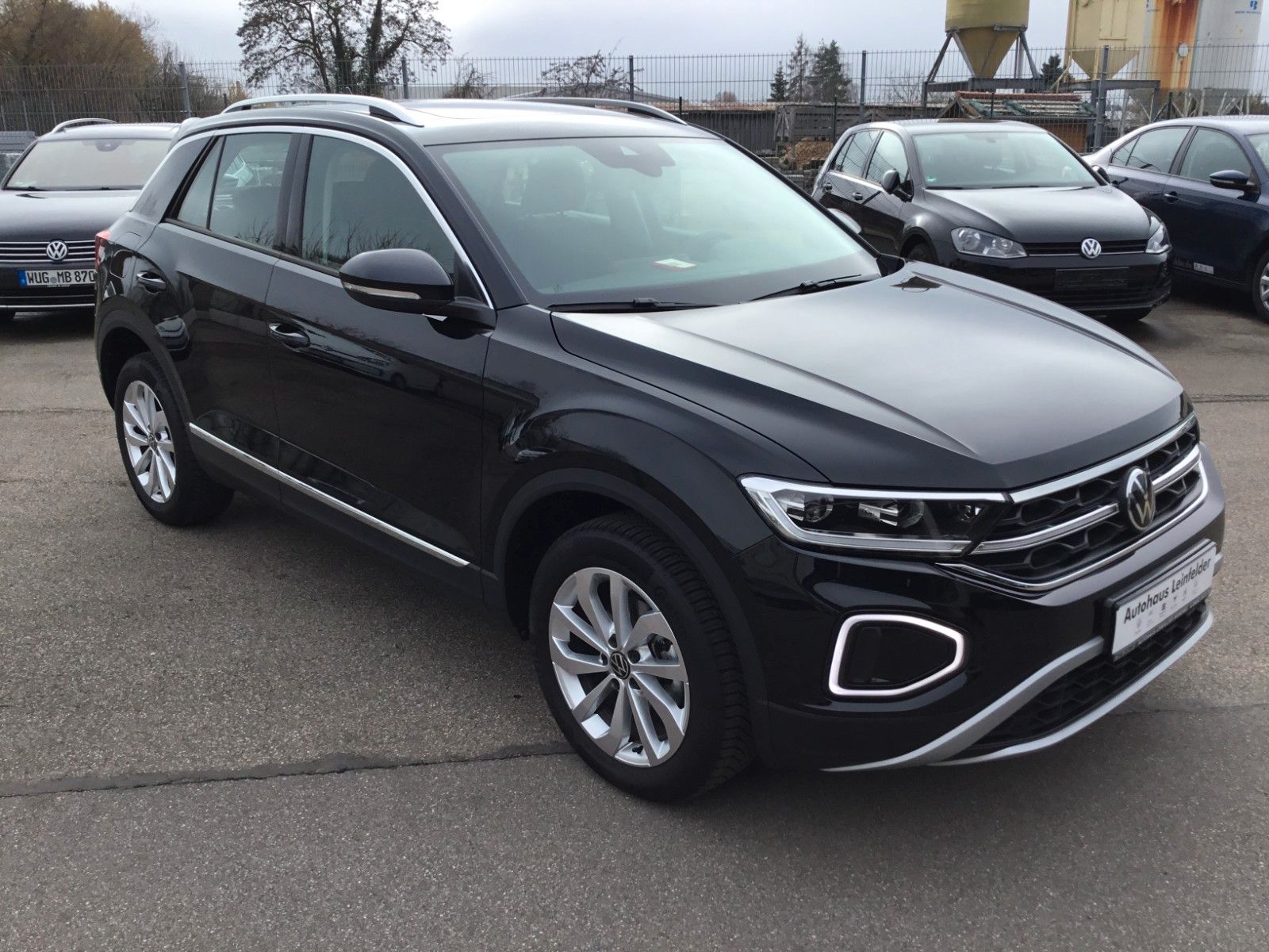 Fahrzeugabbildung Volkswagen T-Roc 1.5 TSI DSG Style+AHK+MatrixLED+ACC+Pano