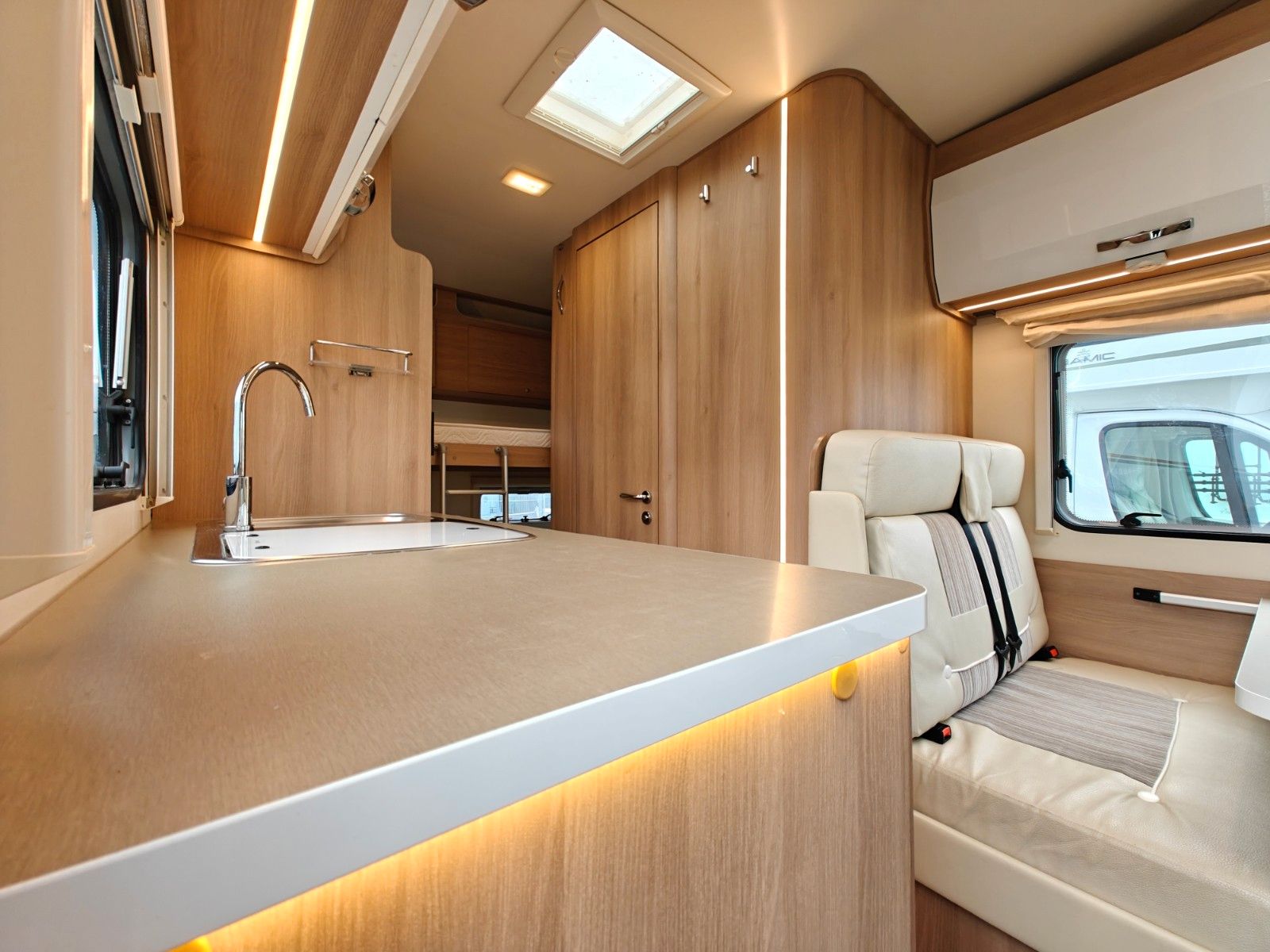 Fahrzeugabbildung Roller Team Kronos 275 - SAT, TV, Solar, 6 Sitz/Schlafplätze