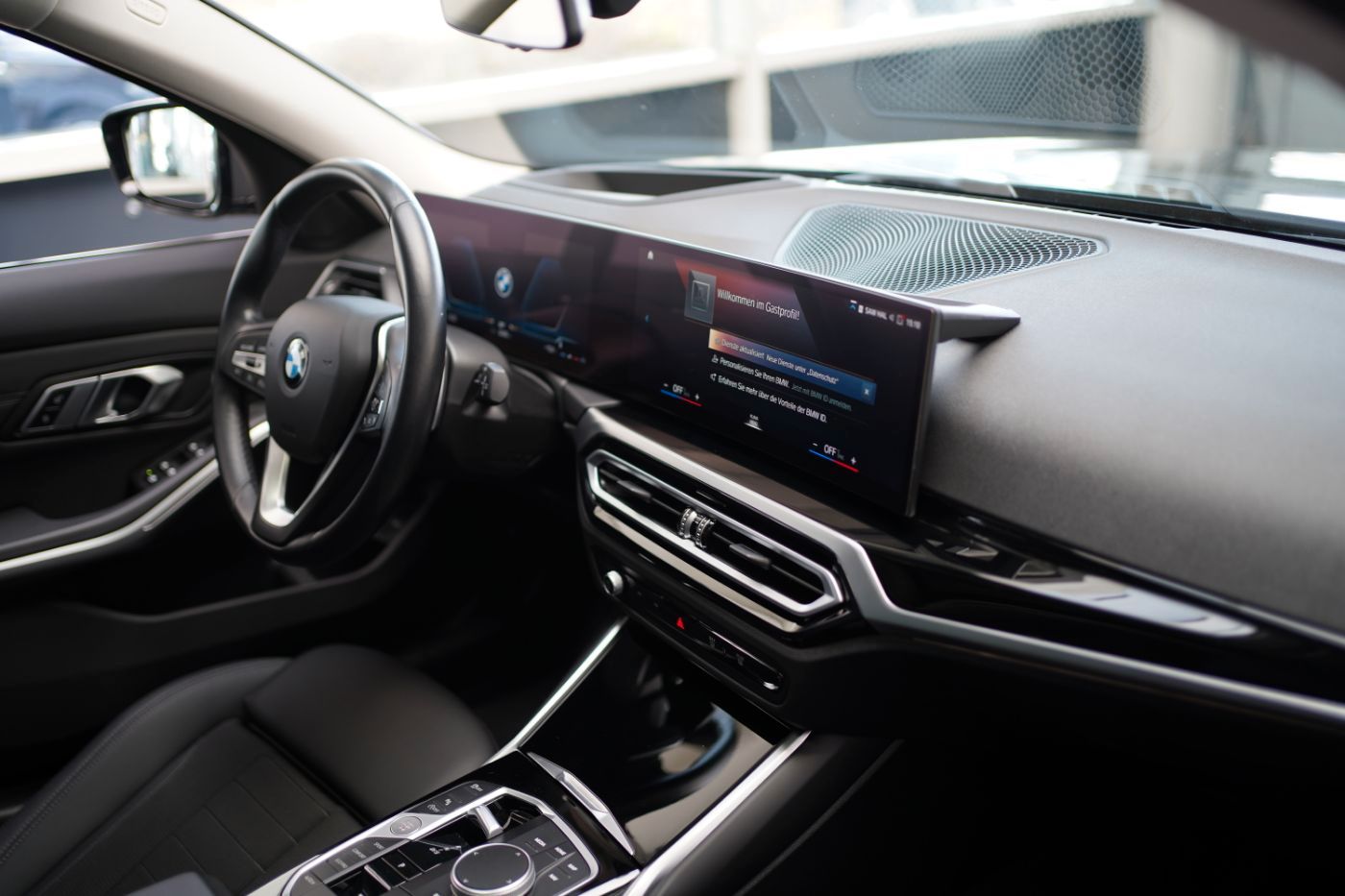 Fahrzeugabbildung BMW 320iA+Komfortzug. +DrivingAssist+PanoramaGlasdac