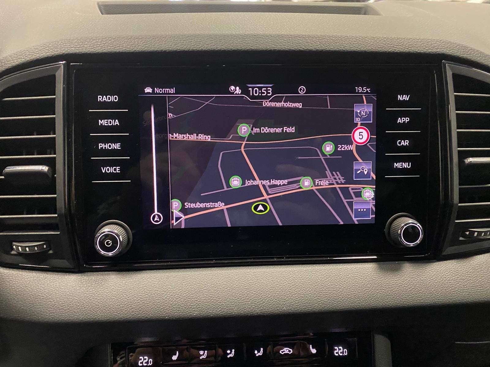 Fahrzeugabbildung SKODA Karoq 1.5 TSI SPORTLINE+MATRIX+ACC+AHK+APP+RFK++