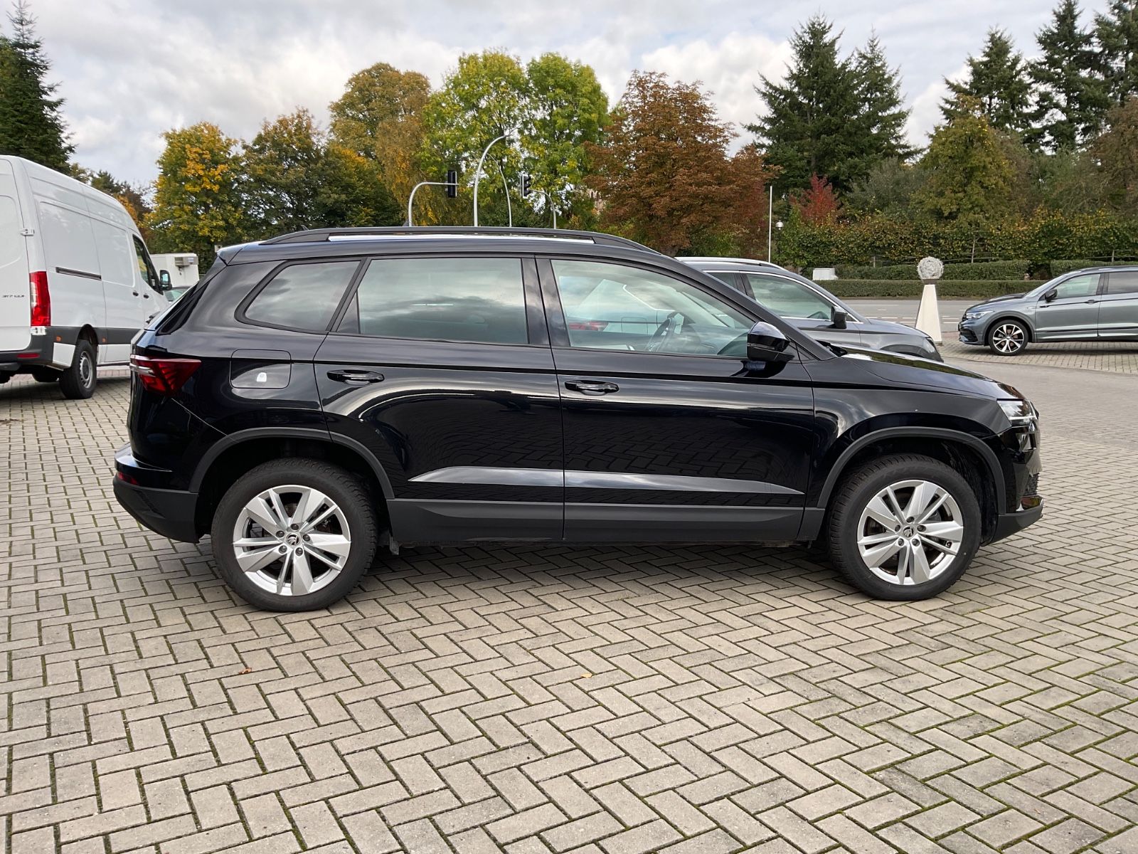 Fahrzeugabbildung SKODA Karoq 1.5l TSI DSG ACC,Kamera,Navi,LED,ACC