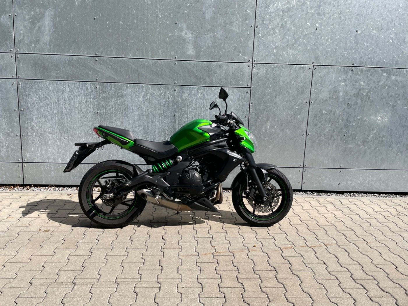 Fahrzeugabbildung Kawasaki ER 6 N ABS mit Tieferlegung und niedrigem Sitz